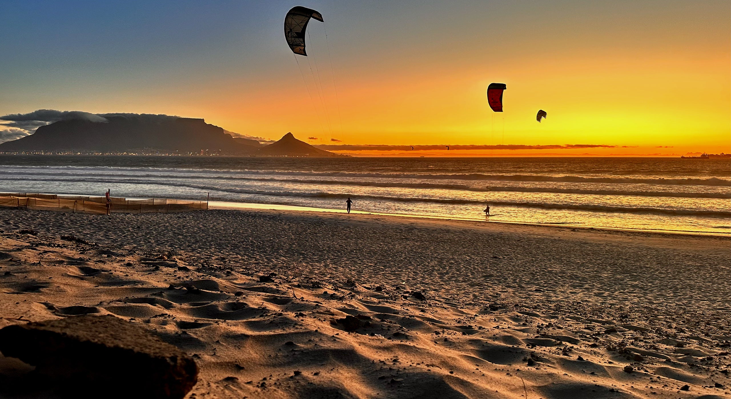 Table mountain, Cape Town, met kiters en zonsondergang